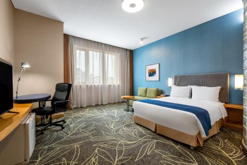 Holiday Inn Express Shangdi Beijing, an IHG Hotel tesisinde bir odada yatak veya yataklar
