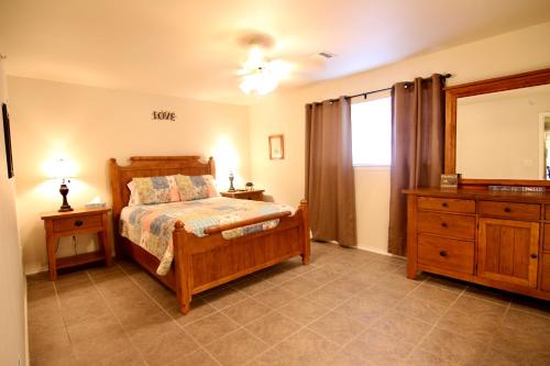 1 dormitorio con 1 cama, vestidor y ventana en Country Cousins, en New Braunfels