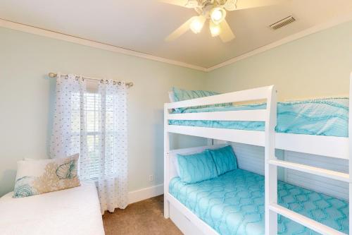 - une chambre avec 2 lits superposés et un ventilateur de plafond dans l'établissement Barefoot Cottages #C59, à Highland View