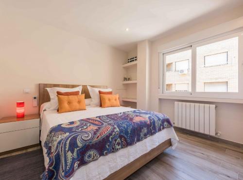 sypialnia z dużym łóżkiem i oknem w obiekcie Modern 1-Bedroom Apartment in Exclusive Barrio Salamanca Ideal for 2, Near Golden mile , Goya I w Madrycie
