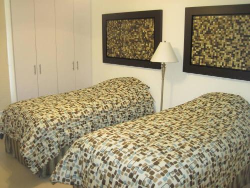 um quarto com uma cama e um candeeiro em Linda y Acogedora Suite Áreas verdes Alberca Zona Norte 27B em Mendiola