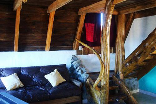 a living room with a blue couch in a cabin at Del Viejo Camino in El Bolsón