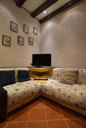 un soggiorno con divano e TV a schermo piatto di Casa Lorenza a Portovenere