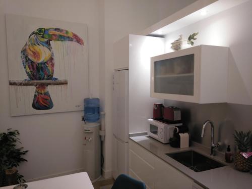 eine Küche mit einer Spüle und einer Mikrowelle in der Unterkunft Apartamento Urieli in Santander