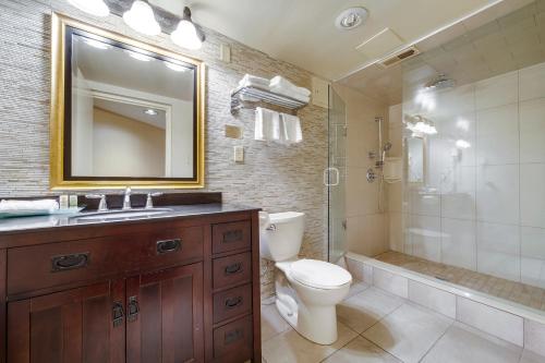 La salle de bains est pourvue d'un lavabo, de toilettes et d'une douche. dans l'établissement Monte Carlo Inn Toronto West Suites, à Mississauga