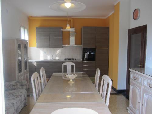 a kitchen with a table and chairs and a couch at CASA ROMAN ITALIA, Center Sacile in Sacile