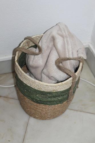 a basket sitting on the floor next to a wall at Casa dos Tios Estremoz-veiros in Veiros