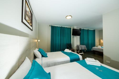 Habitación de hotel con 2 camas y espejo en Rue 400 Hostal Boutique, en Arequipa