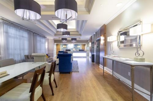 una cucina e un soggiorno con tavolo e sedie di Holiday Inn Express Savannah - Historic District a Savannah