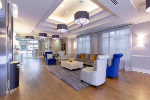 un soggiorno con divano e sedie di Holiday Inn Express Savannah - Historic District a Savannah