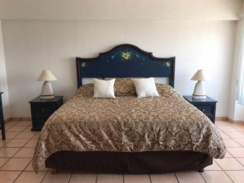 una camera da letto con un letto grande con due comodini di Extraordinaria Suite Accesible Av Tecnológico S4 a Casa Blanca La Corregidora