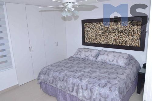 a bedroom with a bed and a ceiling fan at Moderna Suite Alberca Ubicadísima Av Bernardo Quintana 9A in Mendiola