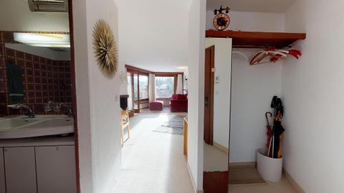 a hallway leading to a kitchen with a sink at Abitaziun Quadratscha 22 - Samedan in Samedan