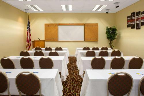 Days Inn & Suites by Wyndham Tallahassee Conf Center I-10にあるビジネスエリアまたは会議室