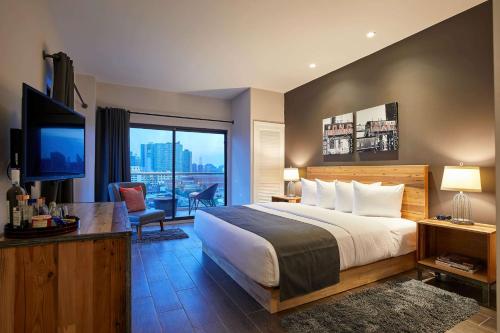 Katil atau katil-katil dalam bilik di Ravel Hotel Trademark Collection by Wyndham