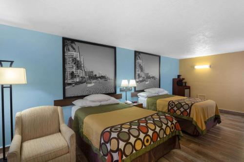 Katil atau katil-katil dalam bilik di Super 8 by Wyndham Bradenton Sarasota Area