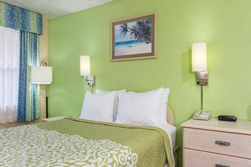 Rúm í herbergi á Days Inn by Wyndham Bradenton I-75