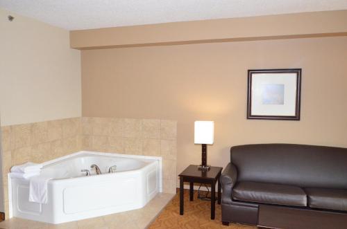 Galeriebild der Unterkunft Cobblestone Inn & Suites - Lake View in Lake View