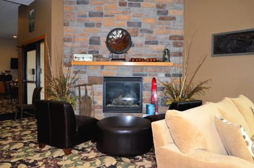 a living room with a couch and a fireplace at Cobblestone Inn & Suites - Lake View in Lake View