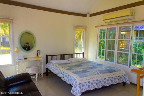 Ένα ή περισσότερα κρεβάτια σε δωμάτιο στο Cottages @ Hill Resort