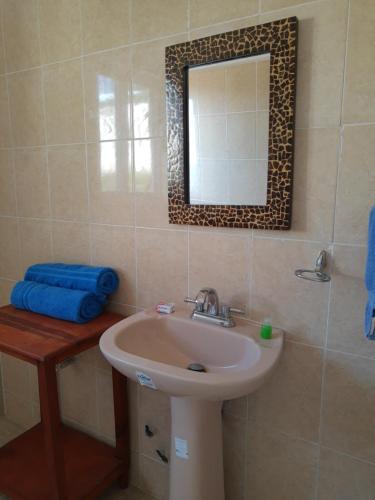 Sunset House Zihuatanejo tesisinde bir banyo