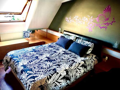 een slaapkamer met een bed met blauwe en witte lakens bij Alójate en Vigo! Piso moderno y funcional in Vigo