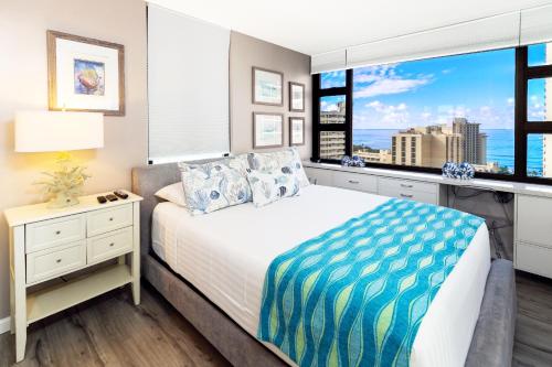 1 dormitorio con 1 cama y vistas a la ciudad en Rare Deluxe Ocean View Gem with Free Parking, en Honolulu