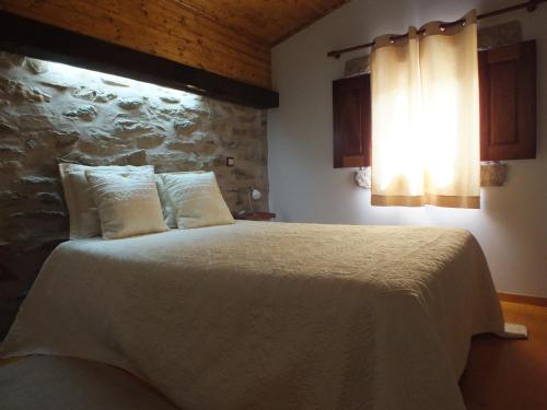 A bed or beds in a room at Bairro do Casal - Turismo d'Aldeia