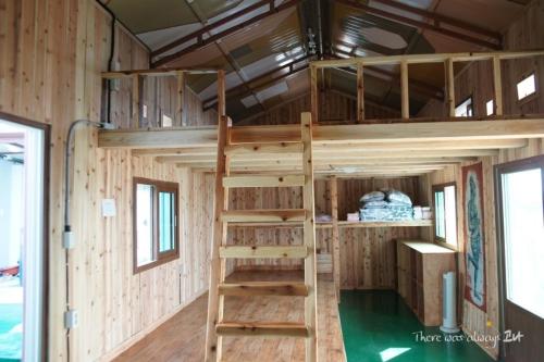 a bunk bed in a tiny house at Africa Guesthouse in Jeju