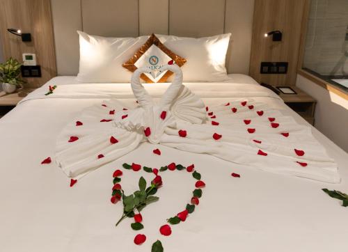 Postel nebo postele na pokoji v ubytování Nalicas Nha Trang Hotel