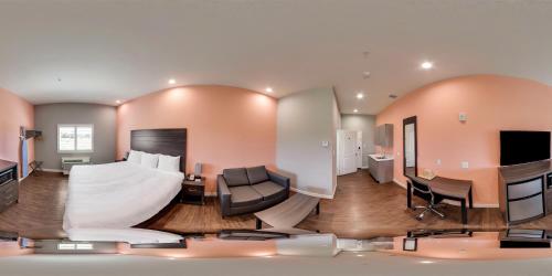 TV a/nebo společenská místnost v ubytování Scottish Inns & Suites Houston, TX