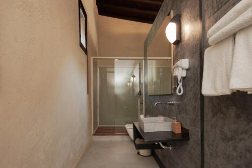 uma casa de banho com um lavatório e uma cabina de duche em vidro. em Casa Mespilea em Pafos