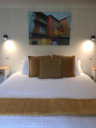 テアナウにあるThe Garden Room at Te Anau Country Accommodationのベッドルーム1室(大型ベッド1台、白いシーツ、枕付)
