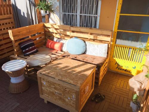 un patio con sofá y un cofre en el balcón en HouseNandoor, en Tainan