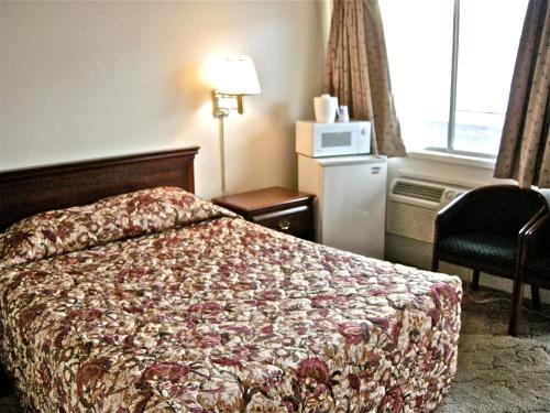 Ένα ή περισσότερα κρεβάτια σε δωμάτιο στο Knights Inn - Baker City