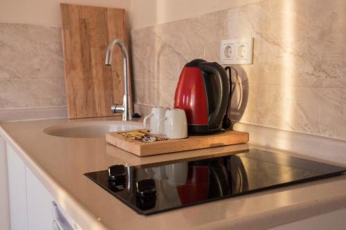 un bollitore per tè rosso e nero su un bancone della cucina di A Apart Hotels Ankara Beytepe a Ankara