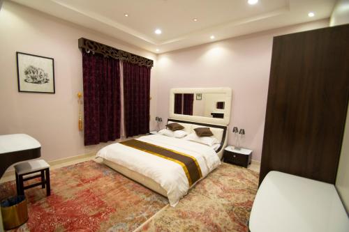 سرير أو أسرّة في غرفة في Waha AL Mudaif Serviced Apartments