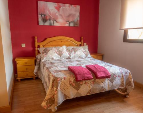 - une chambre avec un lit et 2 serviettes dans l'établissement Casa Turistica Rivera Del Zurguen, à Morille