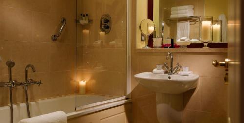 La salle de bains est pourvue d'une douche et d'un lavabo. dans l'établissement Brook Lane Hotel, à Kenmare