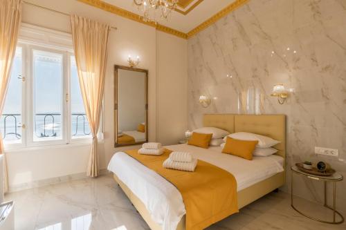 En eller flere senge i et værelse på Olivia Luxury Rooms