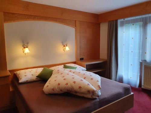 A bed or beds in a room at Appartements Karlinger