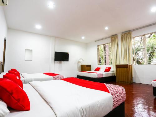a hotel room with two beds and a television at OYO 89562 Hotel Shalimar in Kuala Lumpur