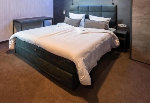 Ліжко або ліжка в номері Hotel LifeStyle Mindelheim