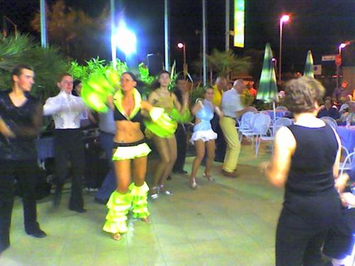 un grupo de personas bailando en una fiesta en Hotel Margareth, en Riccione