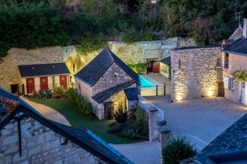 une vue aérienne d'une maison avec piscine la nuit dans l'établissement En Rou Libre, à Rou-Marson