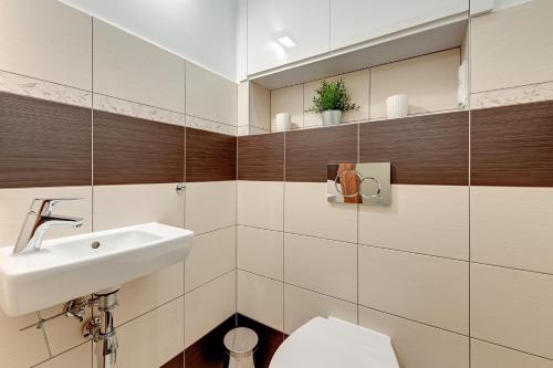 un baño con lavabo e inodoro en Happy Stay Apartments Sopot Bema, en Sopot