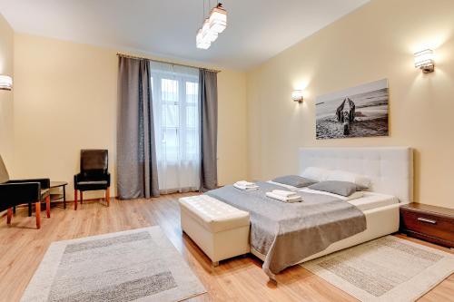 Schlafzimmer mit einem Bett, einem Schreibtisch und einem Stuhl in der Unterkunft Happy Stay Apartments Sopot Bema in Sopot