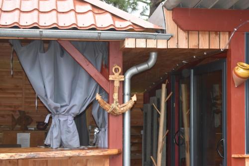 un porche de una casa con cortina en Chez Augustin en Lacanau-Océan