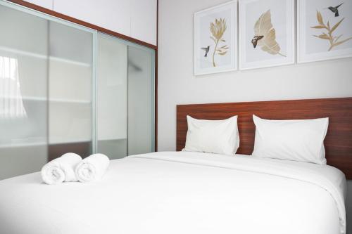 Ένα ή περισσότερα κρεβάτια σε δωμάτιο στο Modern 2BR at Signature Park Grande Apartment By Travelio
