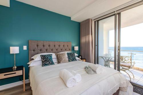 Postel nebo postele na pokoji v ubytování Hibernian Towers 807, Beach Road, Strand